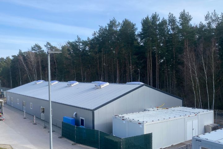 Außenansicht der Leichtbauhalle für die Interimskantine mit angebundenen Containern