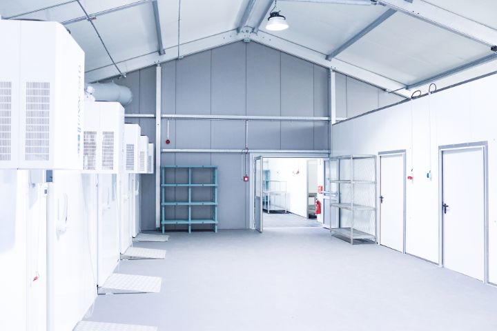 Kühlgeräte und Lagerbereich der Interimskantine in der Leichtbauhalle