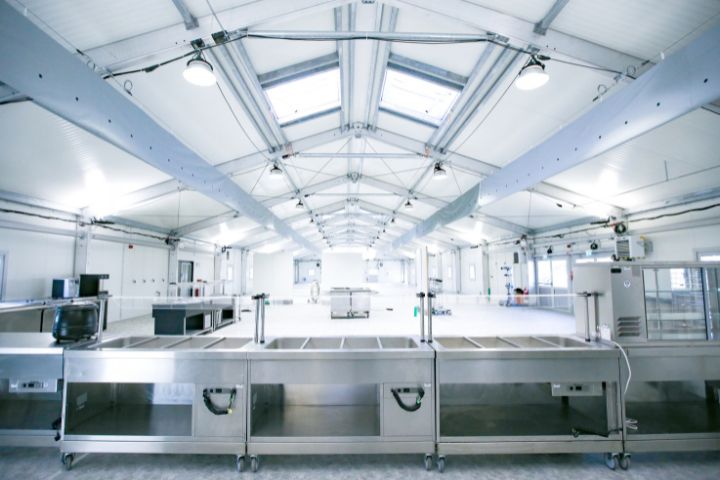 Ausgabebereich und Gastraum der Interimskantine in der Leichtbauhalle