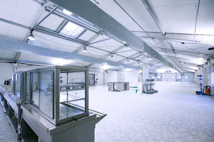 Gastraum der Interimskantine in der Leichtbauhalle mit Ausgabe- und Servicetechnik
