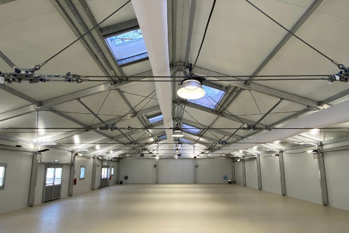 Innenansicht der Leichtbauhalle vor dem Einbau der Interimskantine