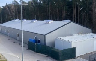 Leichtbauhalle mit Containeranlagen für eine Interimskantine