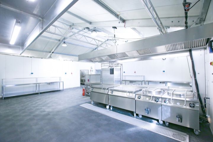 Produktionsküche der Interimskantine mit gewerblicher Küchentechnik und Ablufthaube